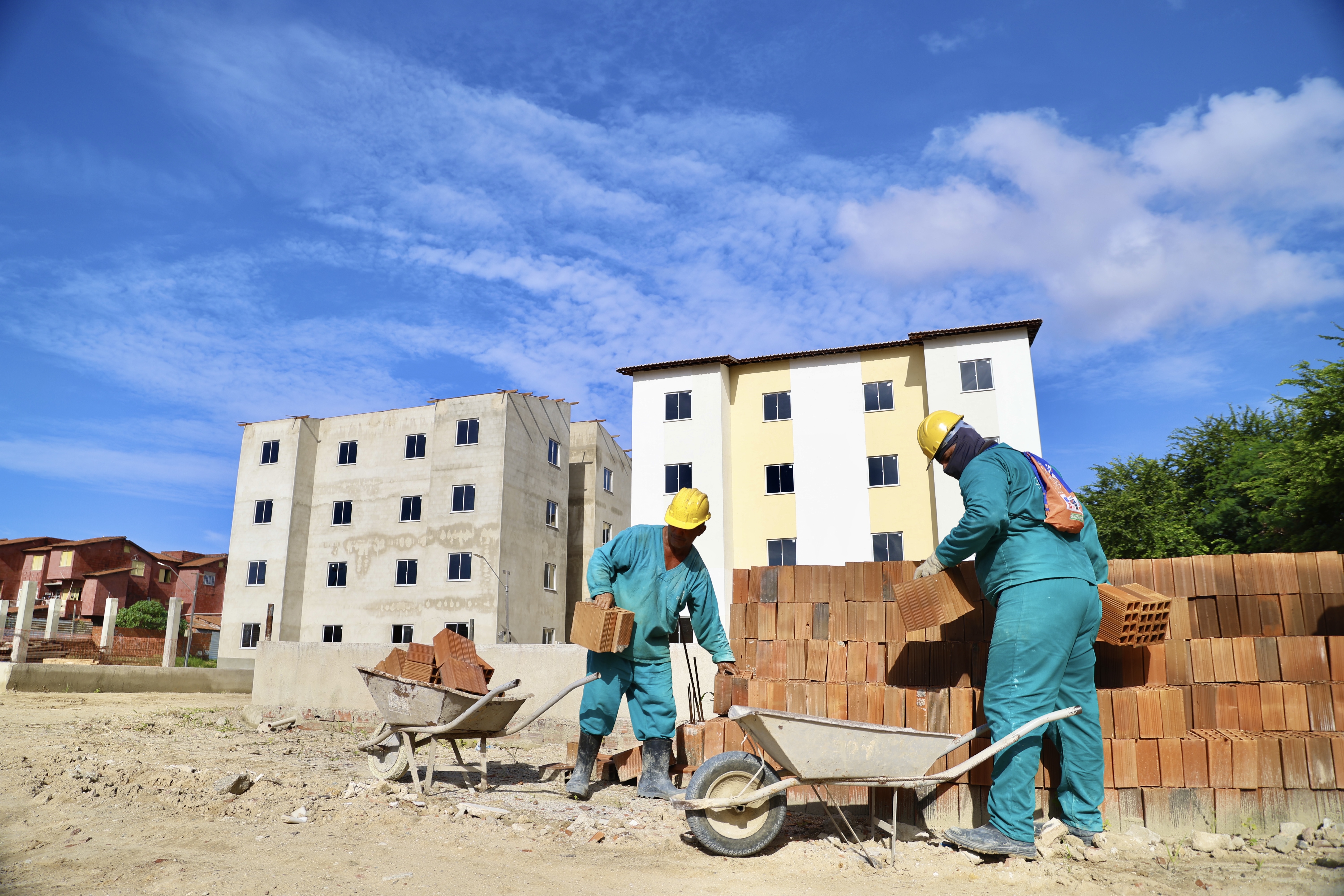 operários trabalhando em um conjunto habitacional
